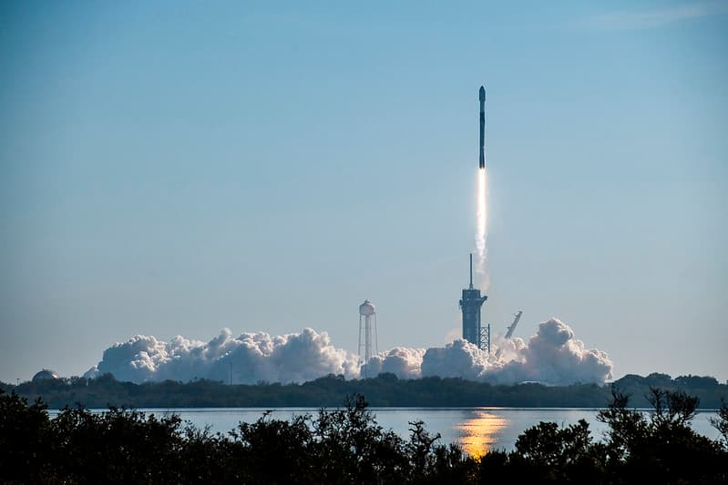 Falcon 9 lofts 27 Starlinks on Group 15-25 as the V2 Mini era winds down